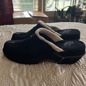 White Mountain suede slides❄️